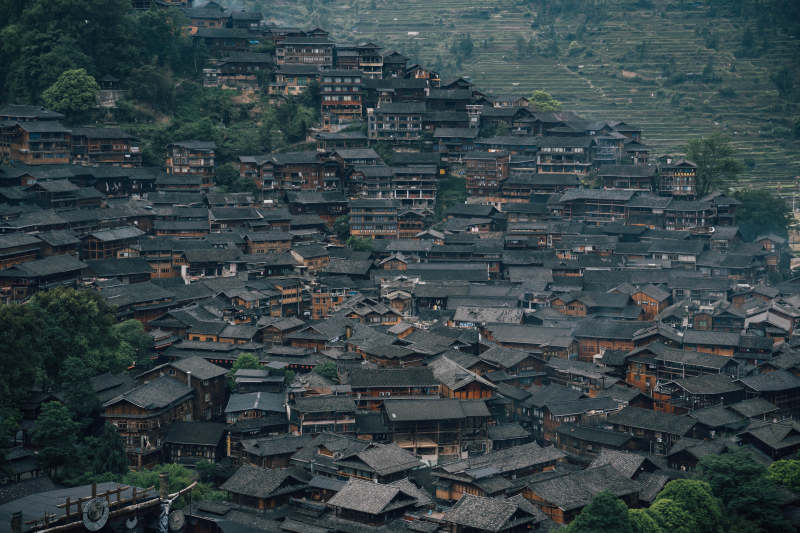 山间古寨晨雾中图片