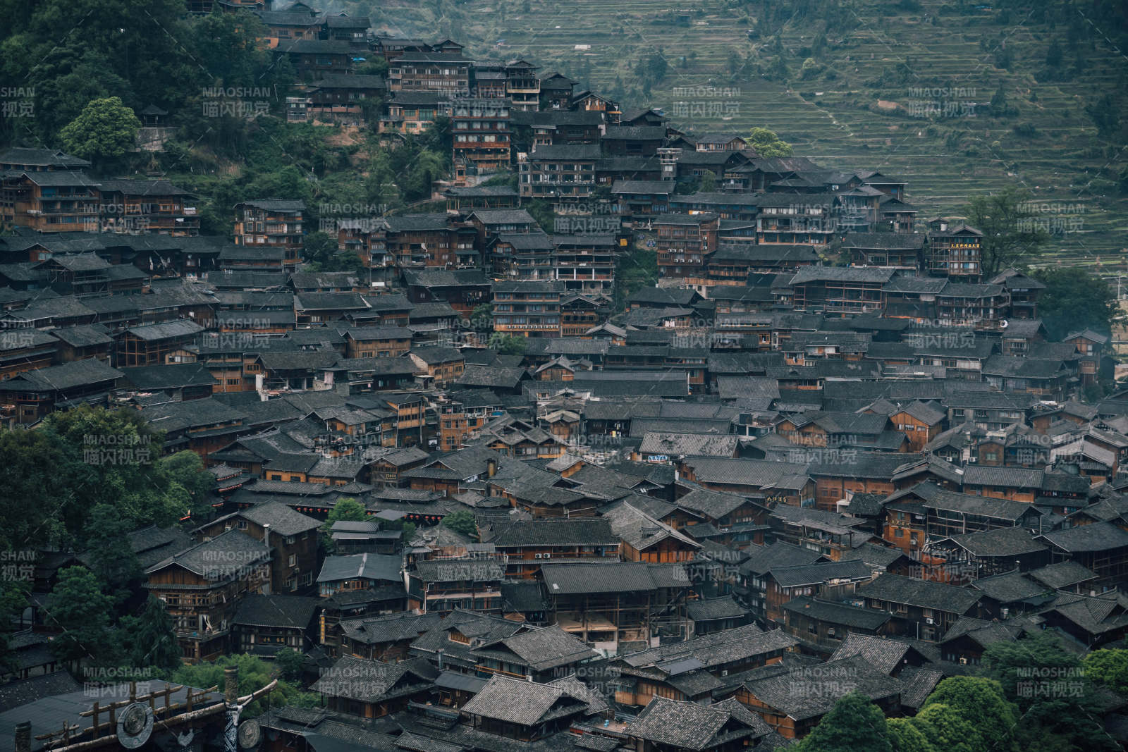 山间古寨晨雾中图片