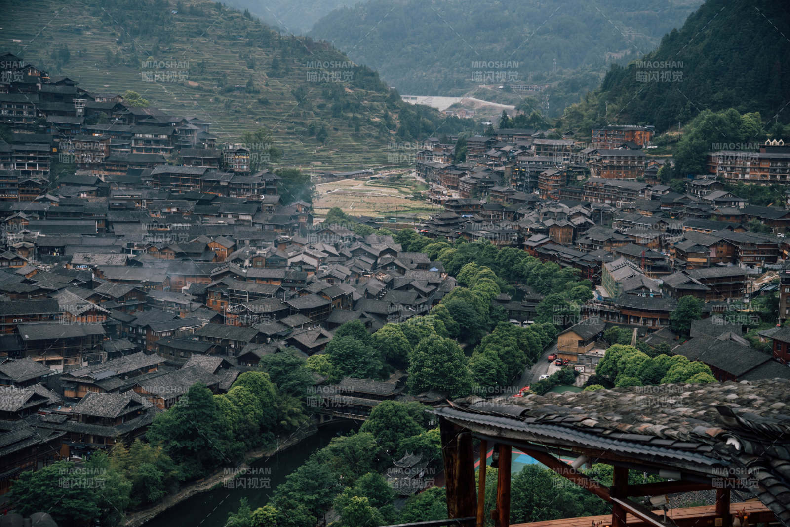 山间古村落图片