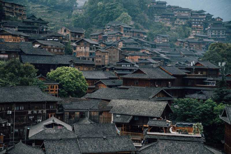 山间古寨晨雾中图片