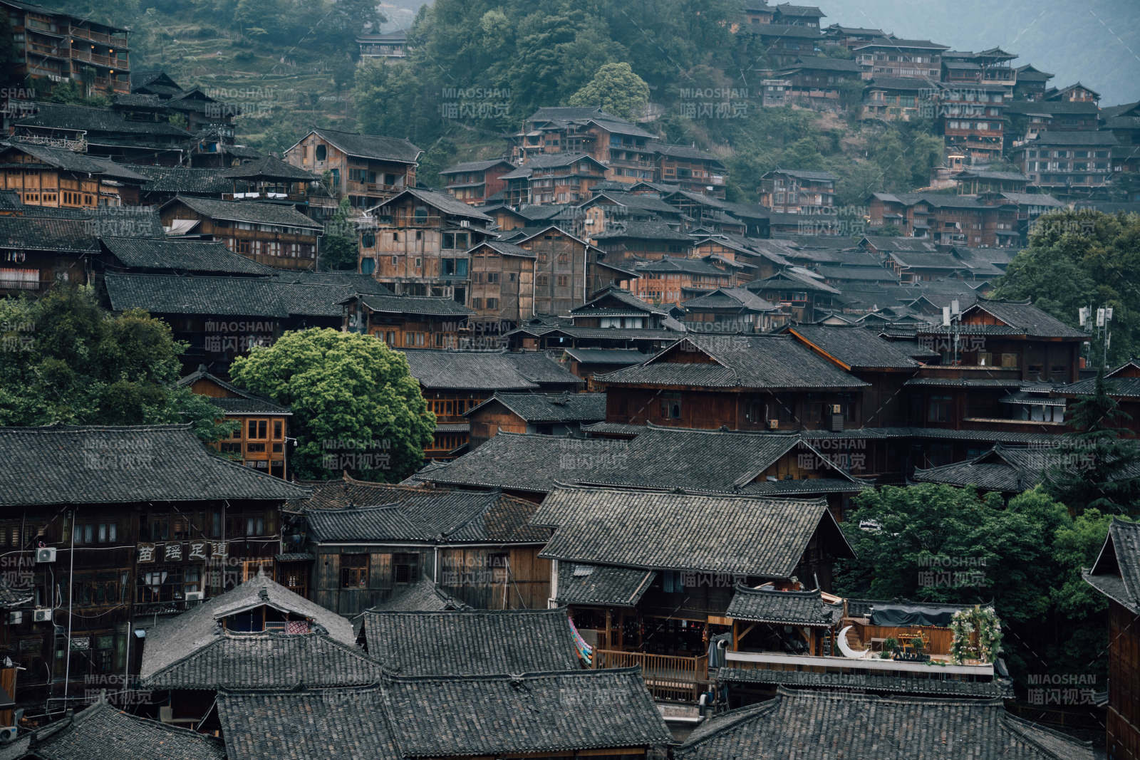 山间古寨晨雾中图片