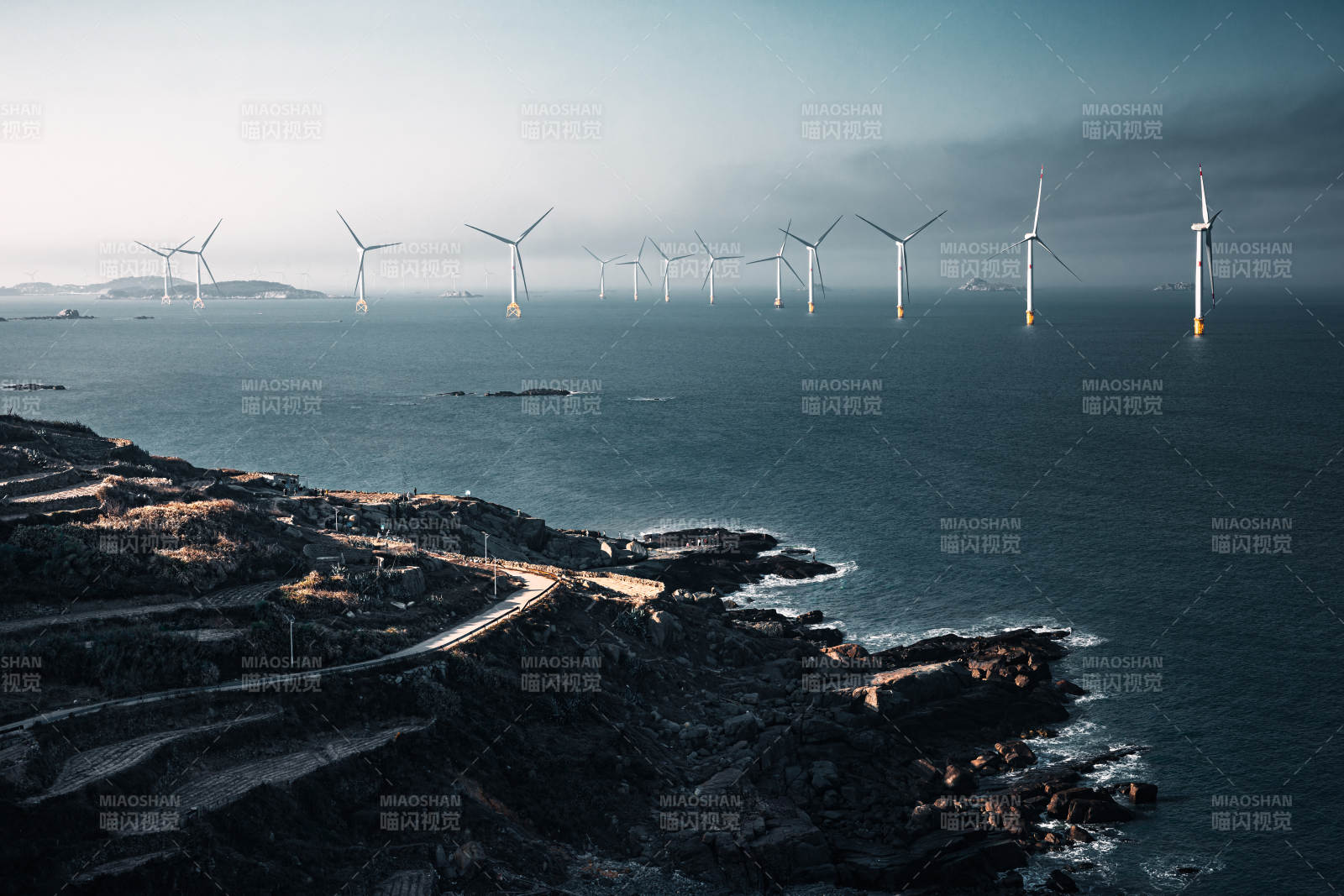 海上风车群图片