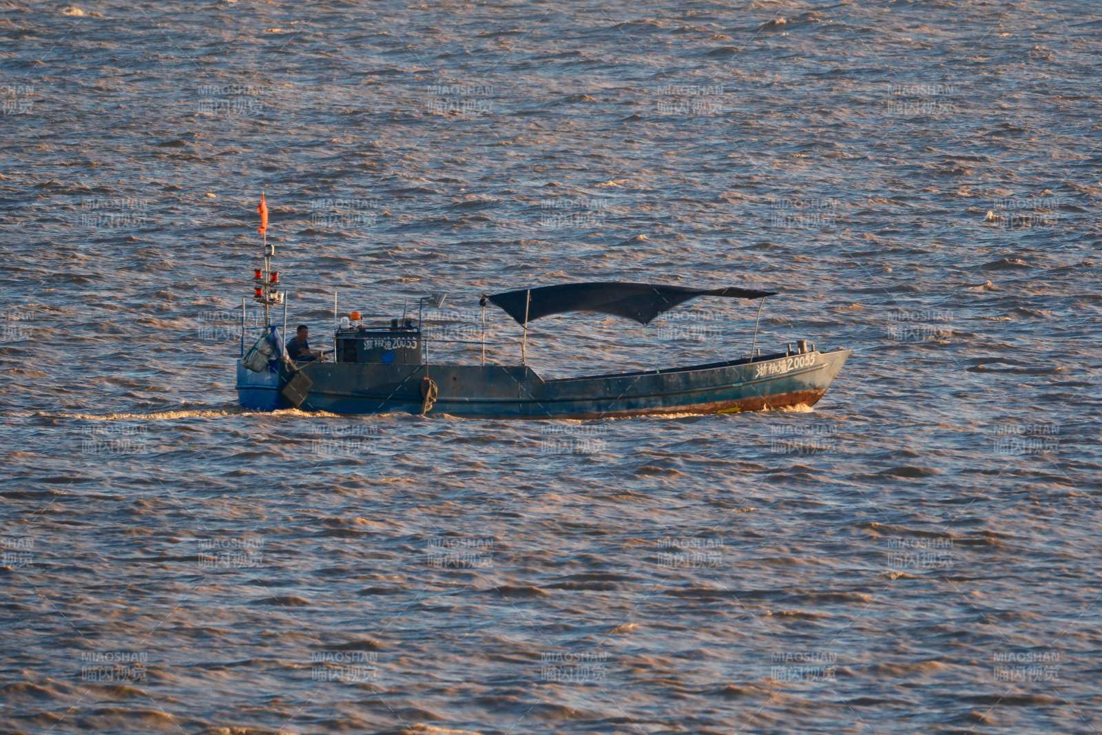 渔船在海面航行图片