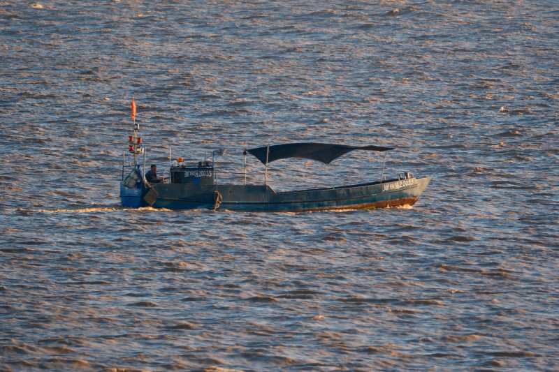 渔船在海面航行图片