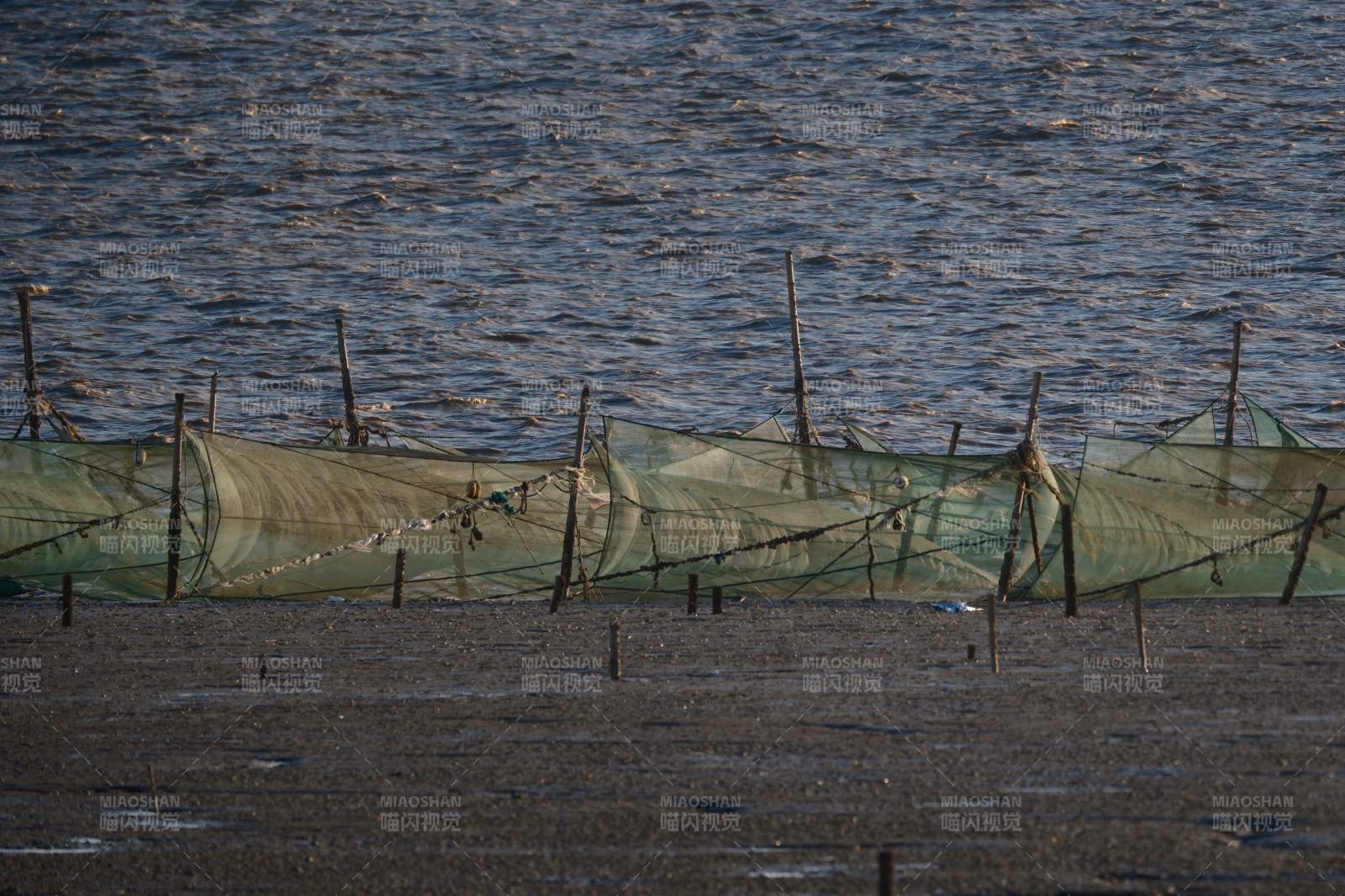 海边渔网静景图片