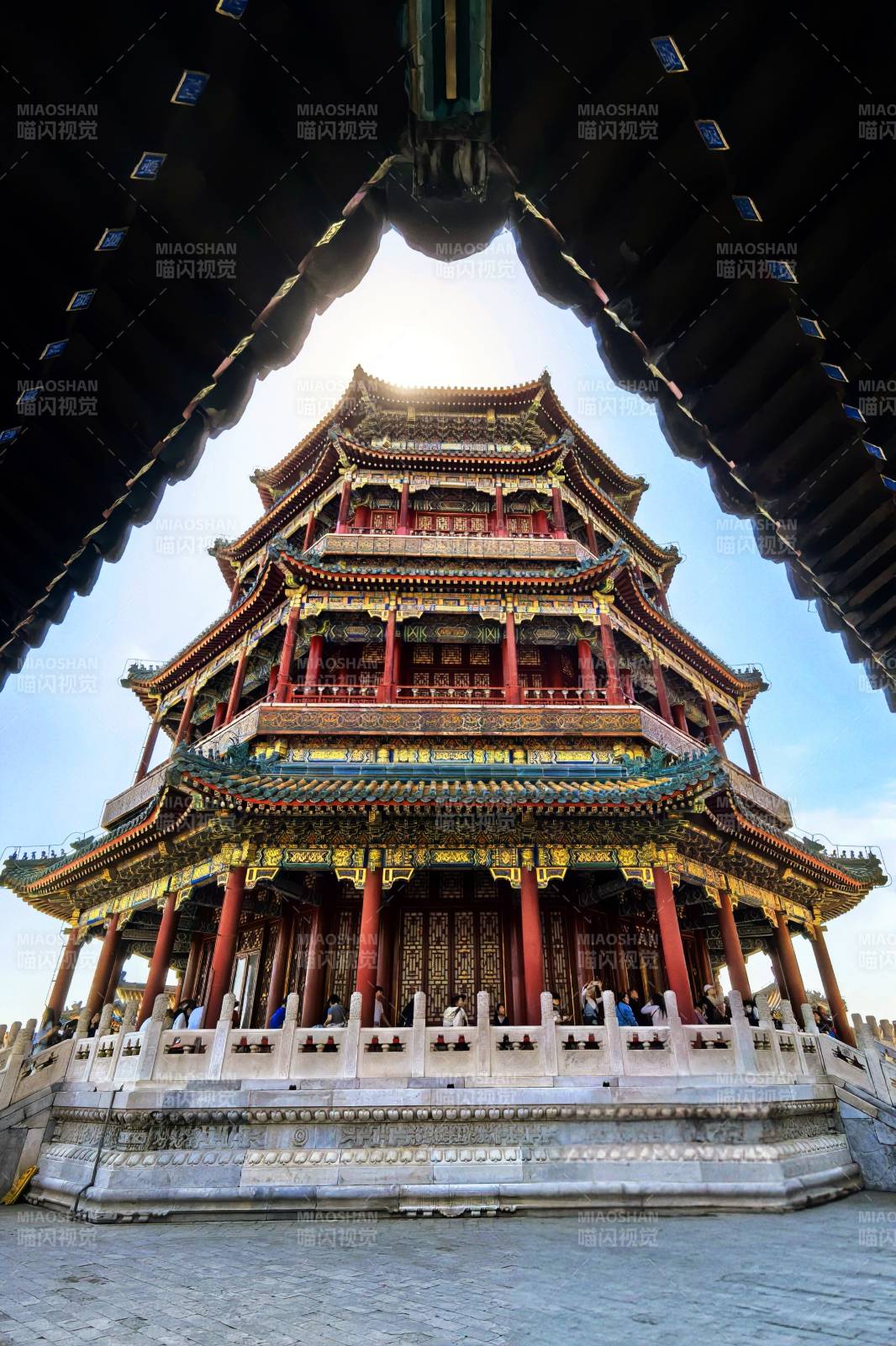 古塔巍峨映蓝天图片