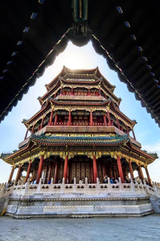 古塔巍峨映蓝天图片