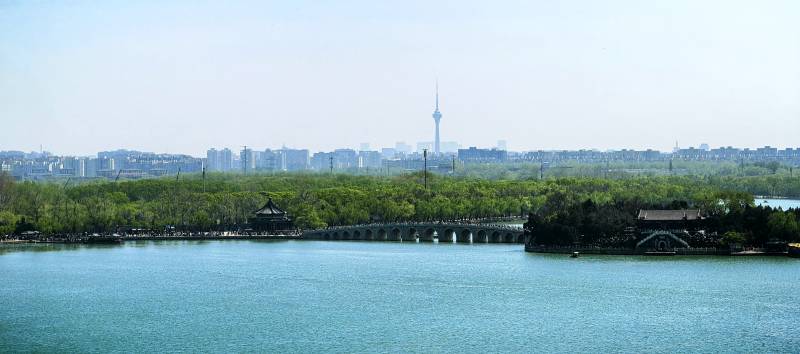 湖光塔影绿意浓图片