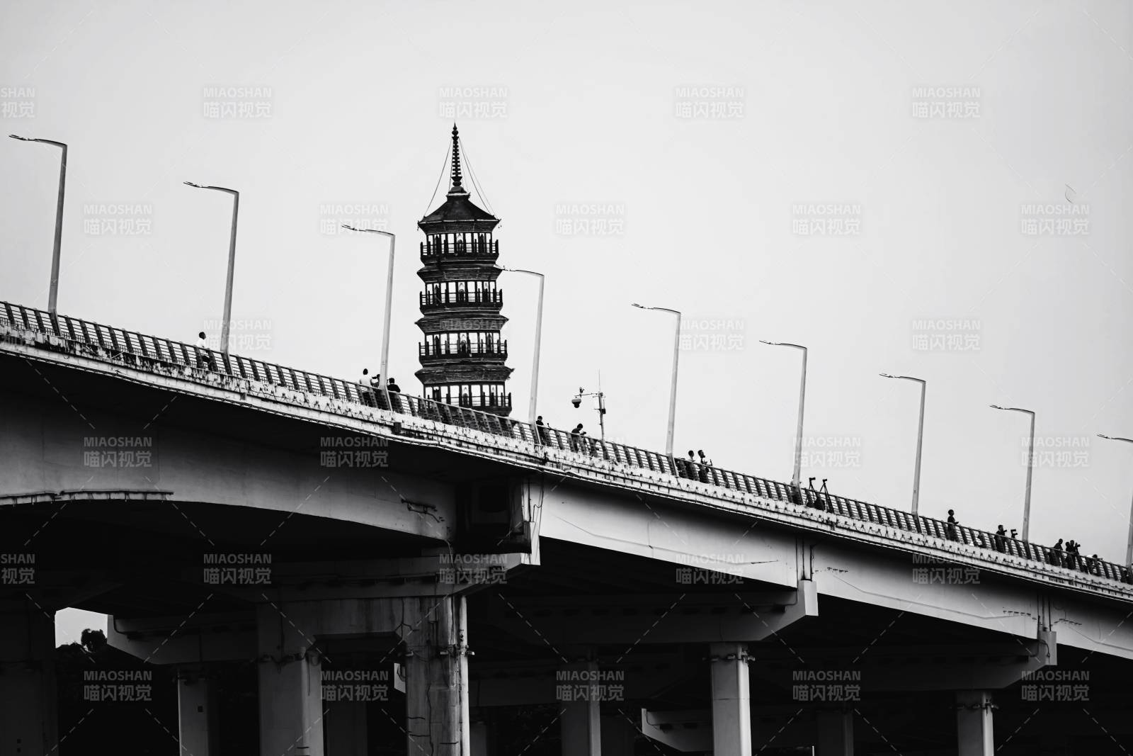 桥上塔影图片