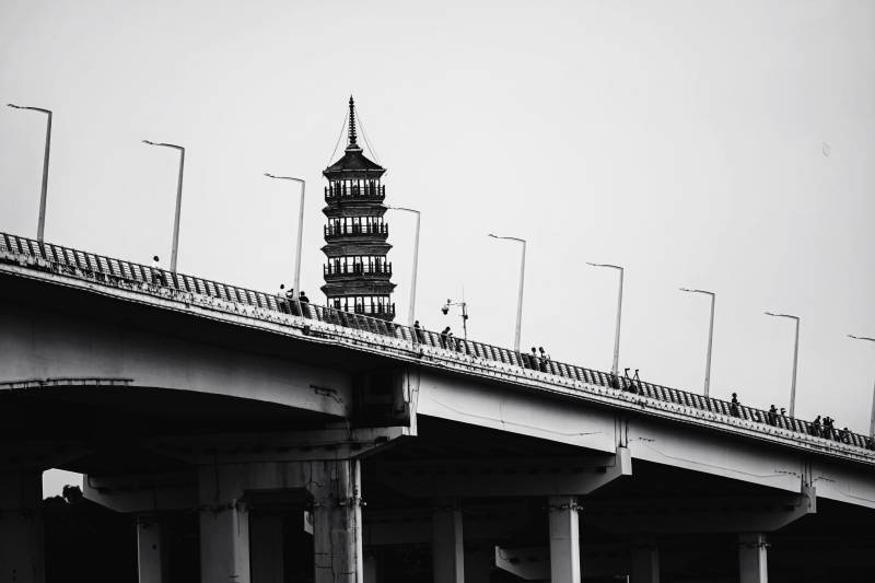 桥上塔影图片