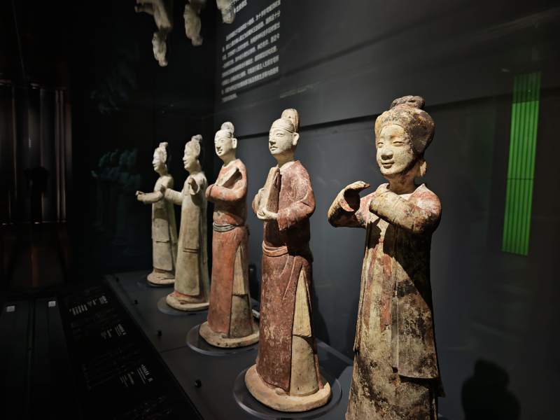 唐代彩绘陶俑展图片