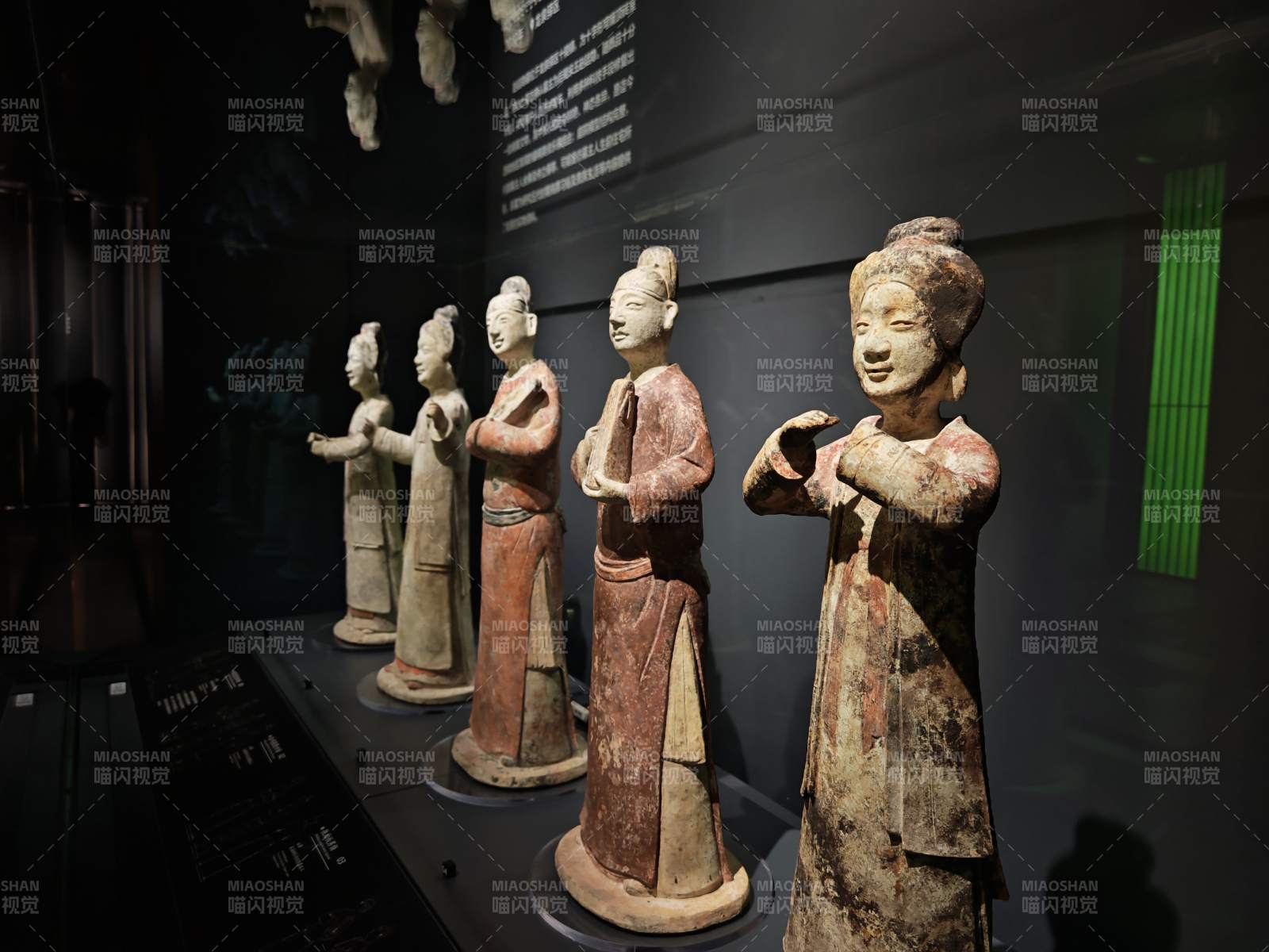 唐代彩绘陶俑展图片