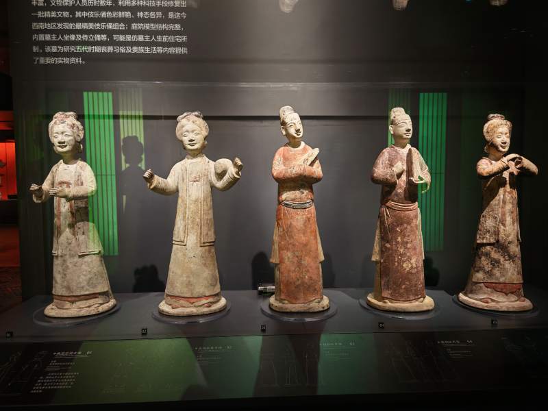 唐代彩绘陶俑展图片