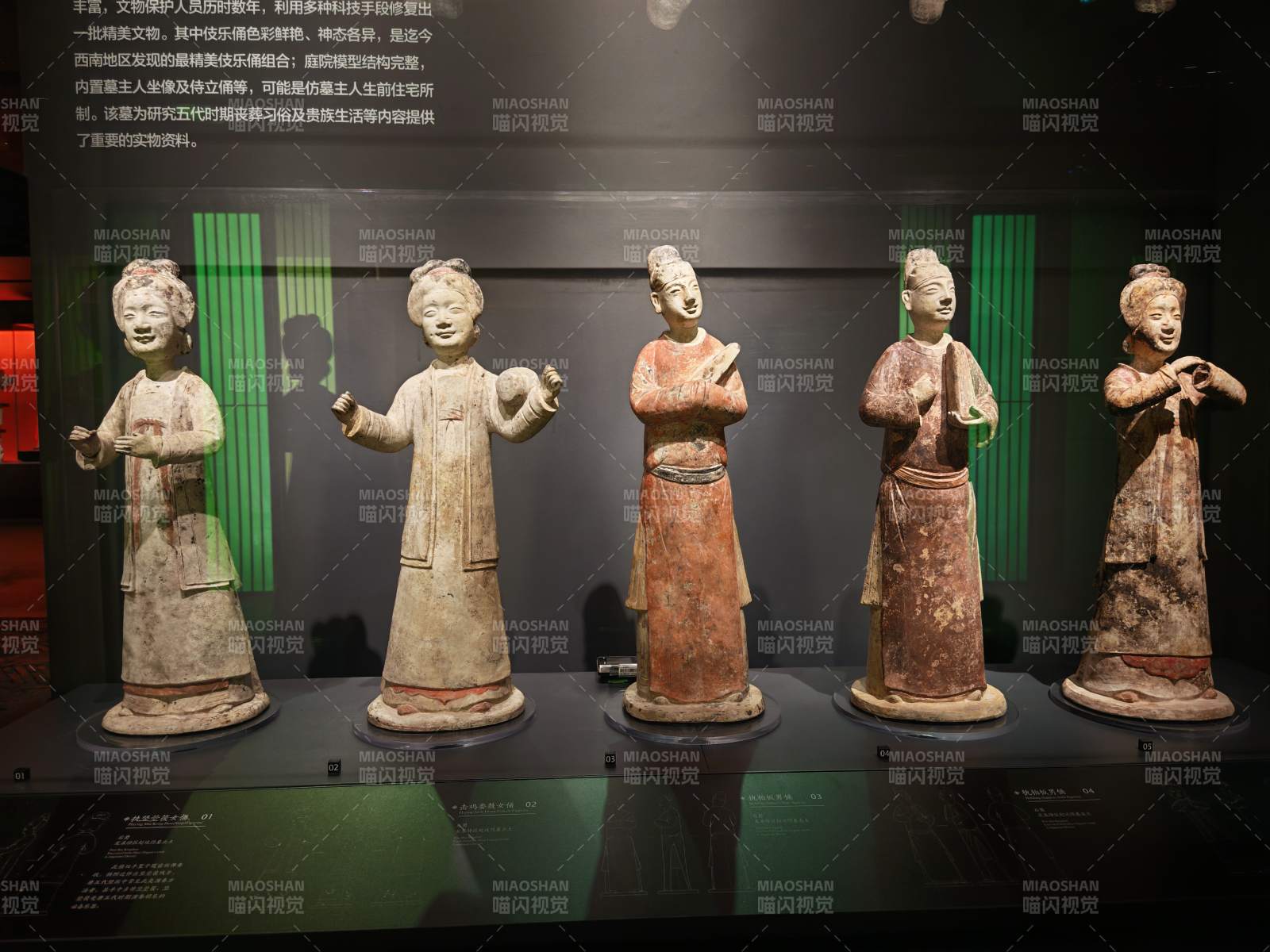 唐代彩绘陶俑展图片