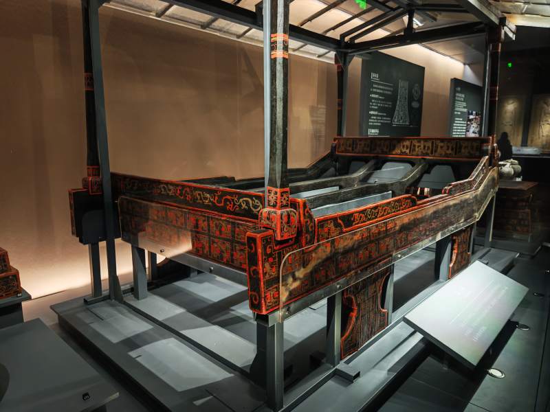 成都考古彩绘古床展陈图片