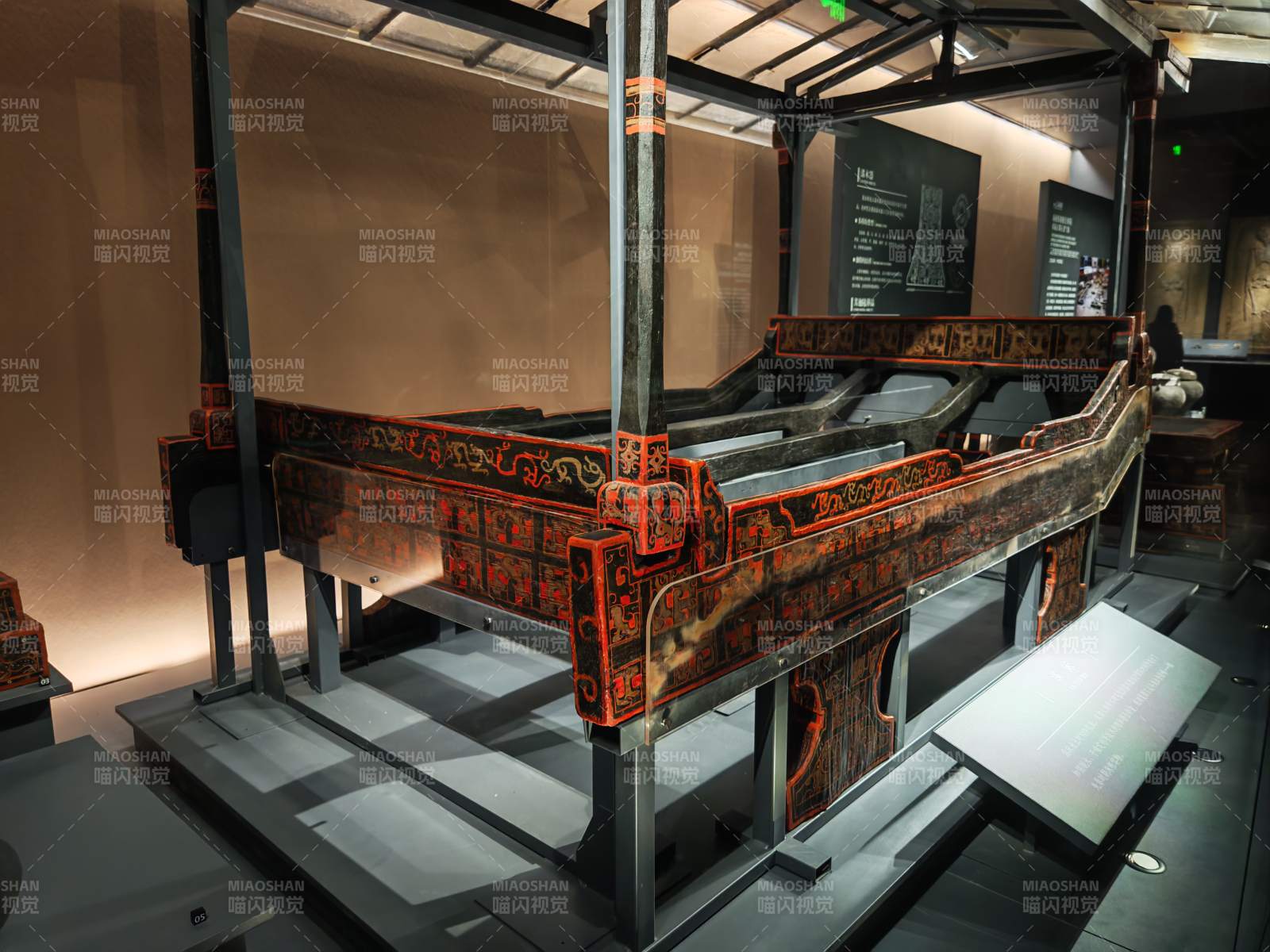 成都考古彩绘古床展陈图片