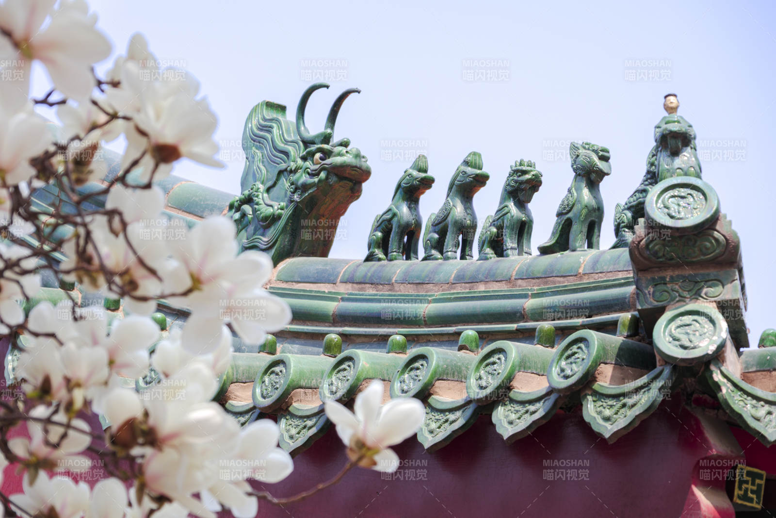 古建筑屋檐春景图片