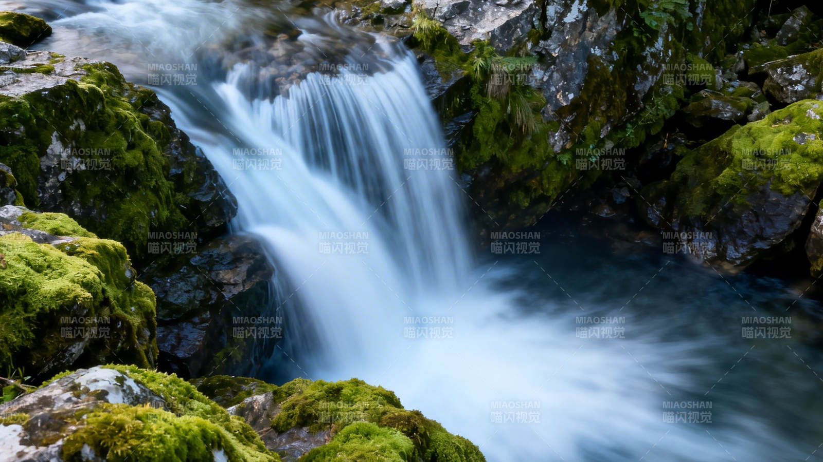 溪流飞瀑绿石间图片