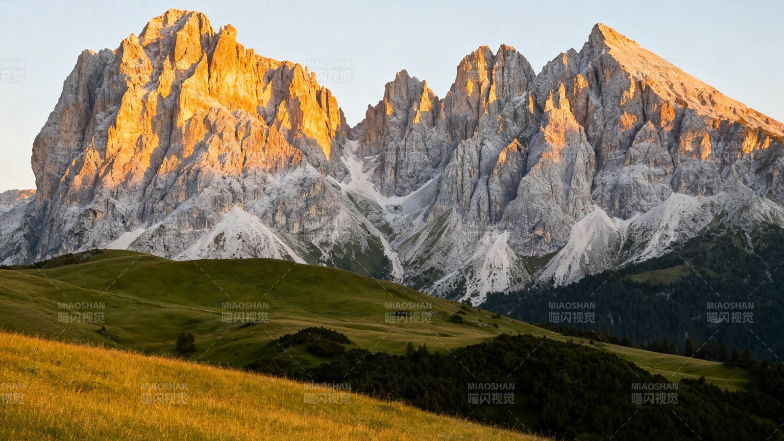 雪山晨曦 草甸金光图片