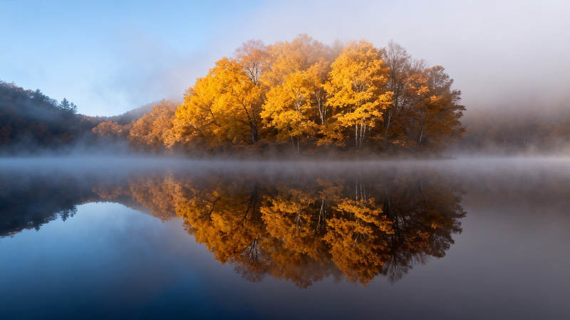秋雾湖光镜中景图片