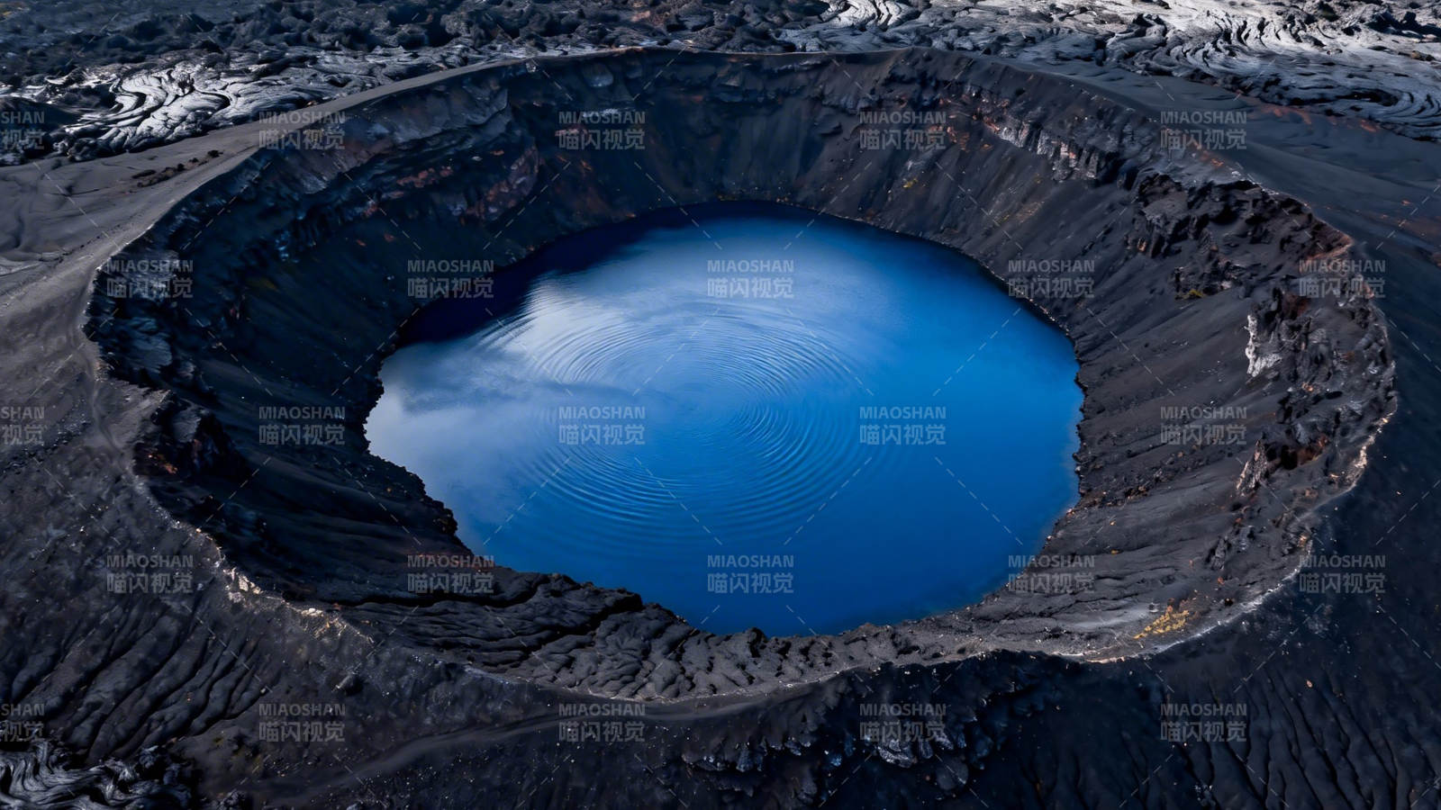 火山口湖美景图片