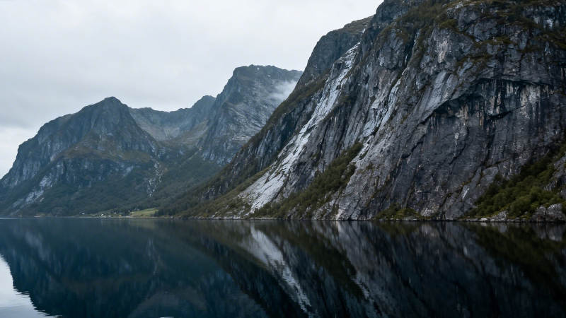 山湖倒影静谧景图片