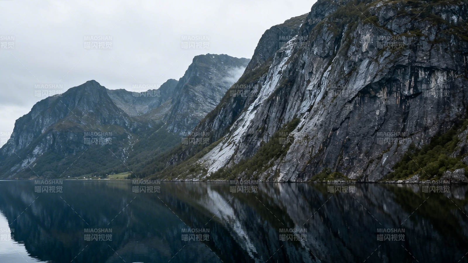 山湖倒影静谧景图片