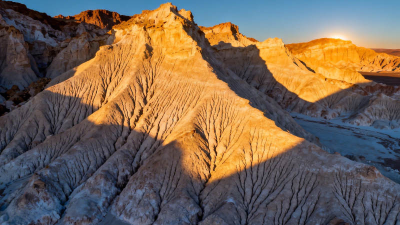 荒漠奇峰日出图片
