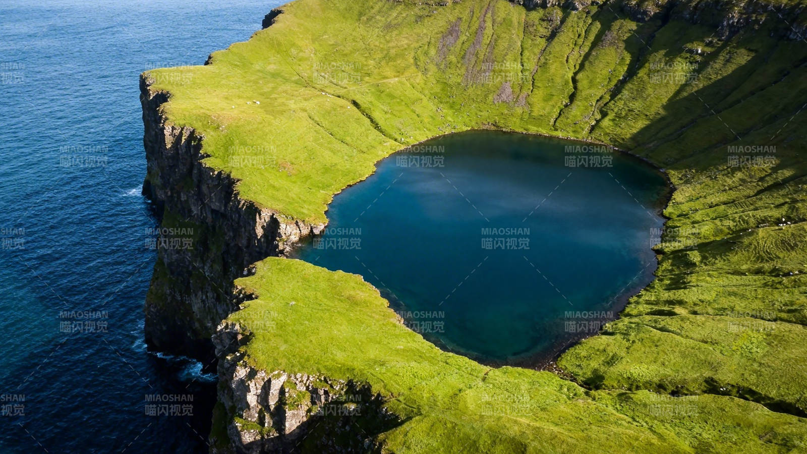 悬崖碧湖风光图片