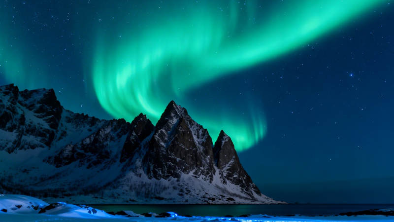 极光映雪山图片