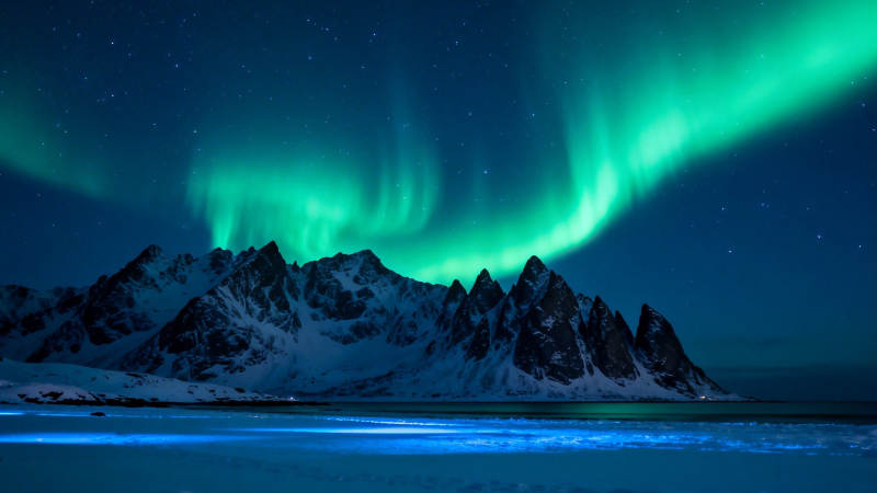 极光映雪山图片