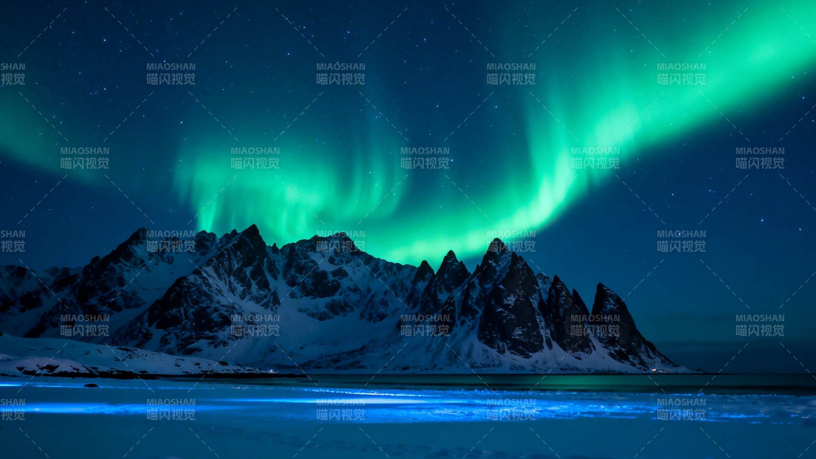 极光映雪山图片