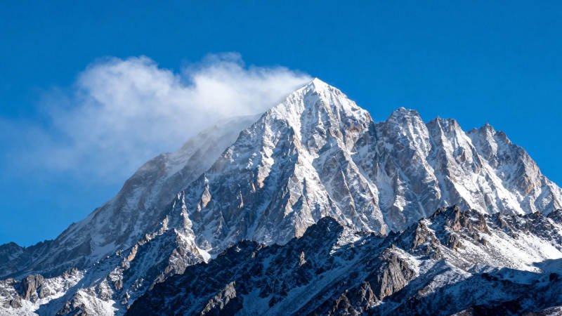 雪山之巅 云雾缭绕图片