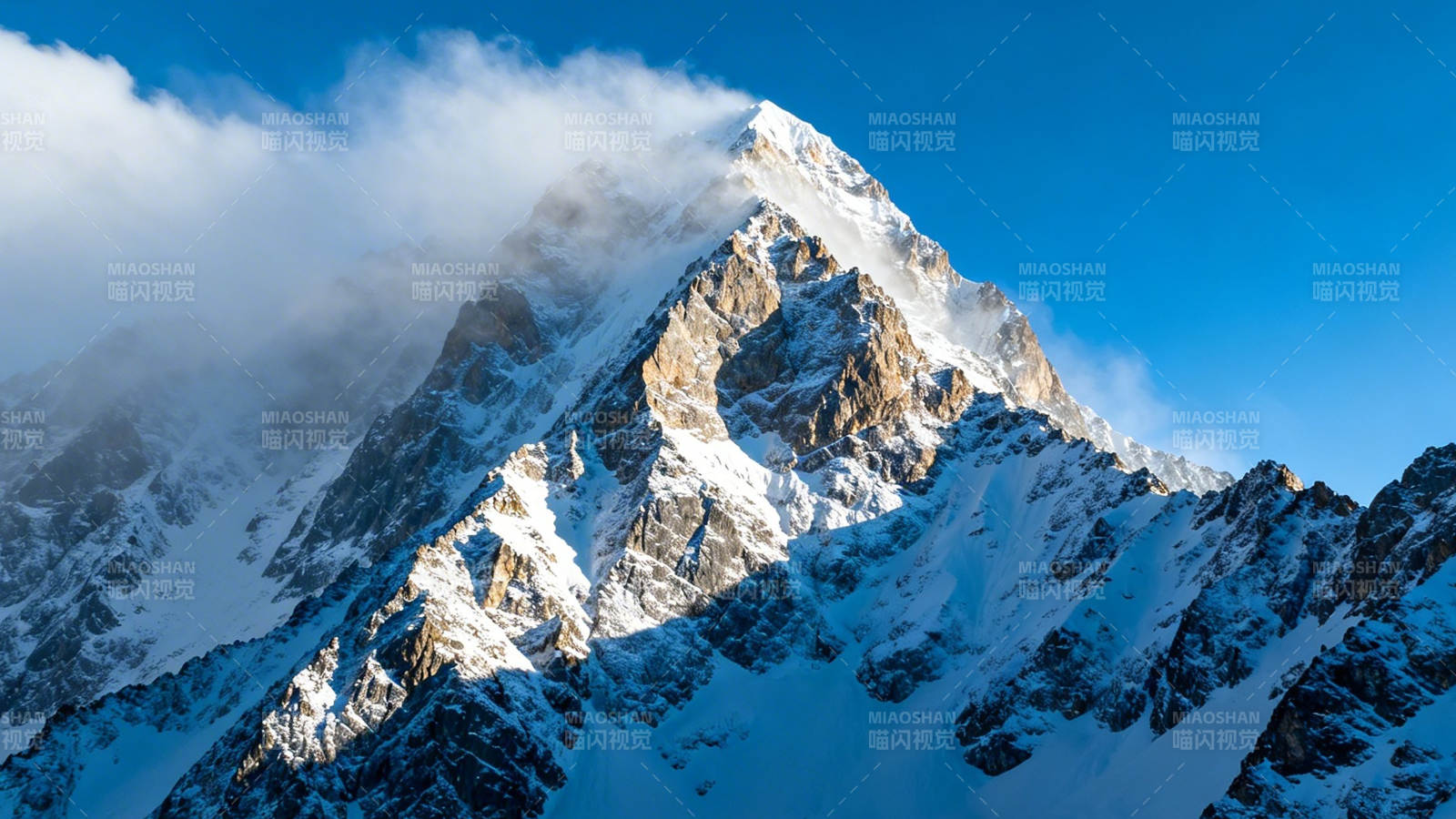 雪山之巅 云雾缭绕图片