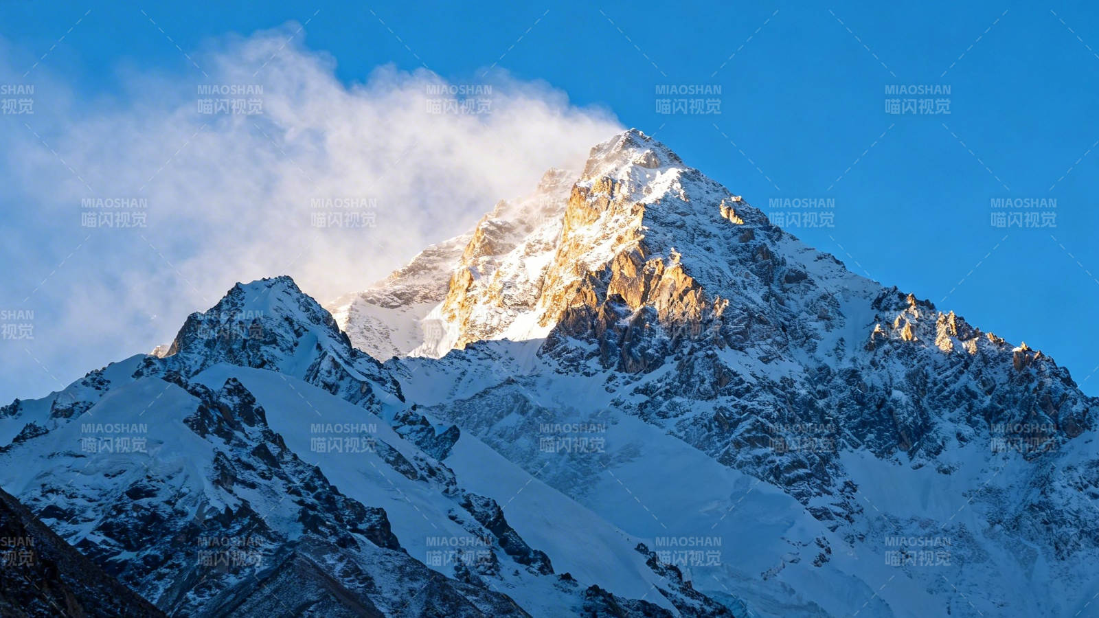 雪山之巅 云雾缭绕图片