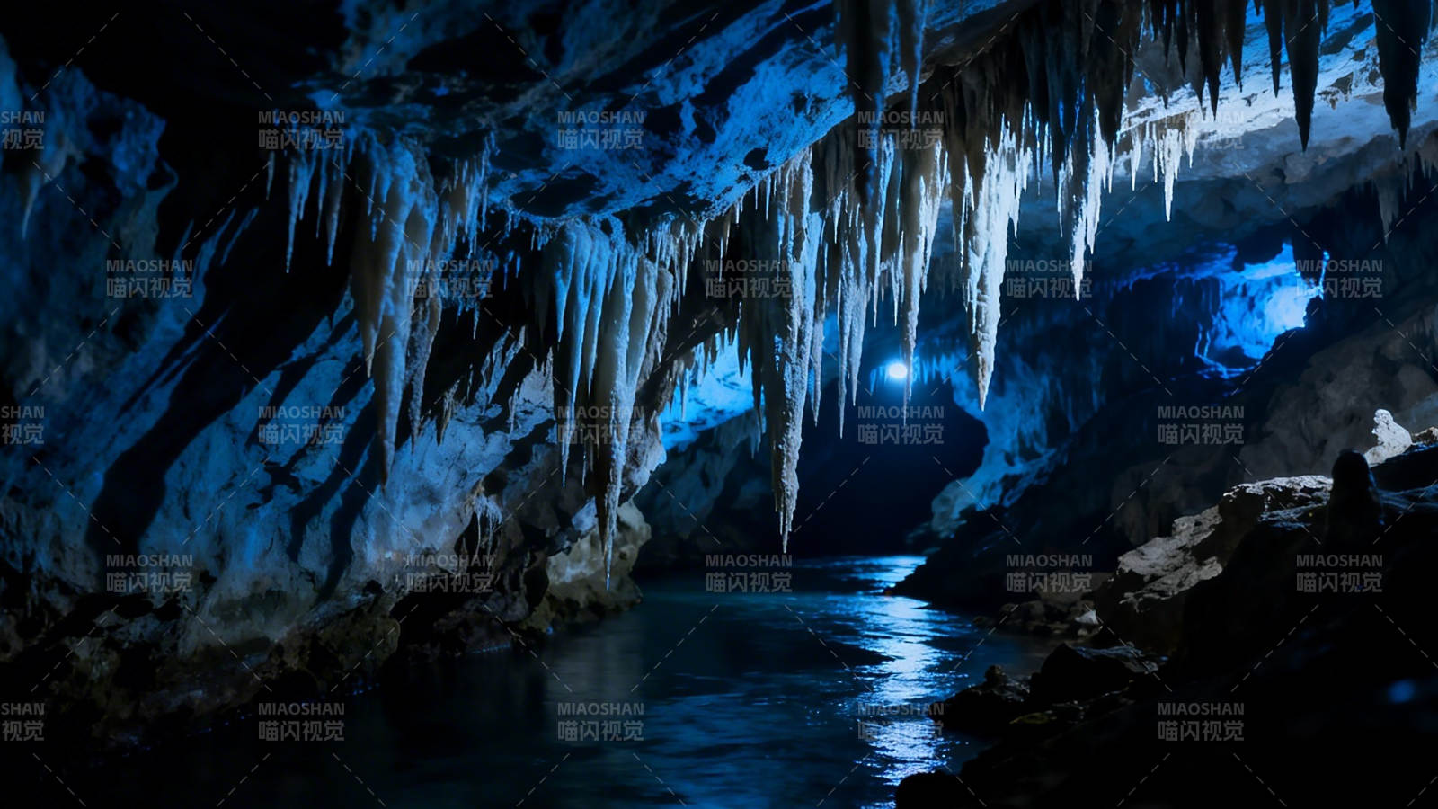 幽蓝洞穴奇景图片