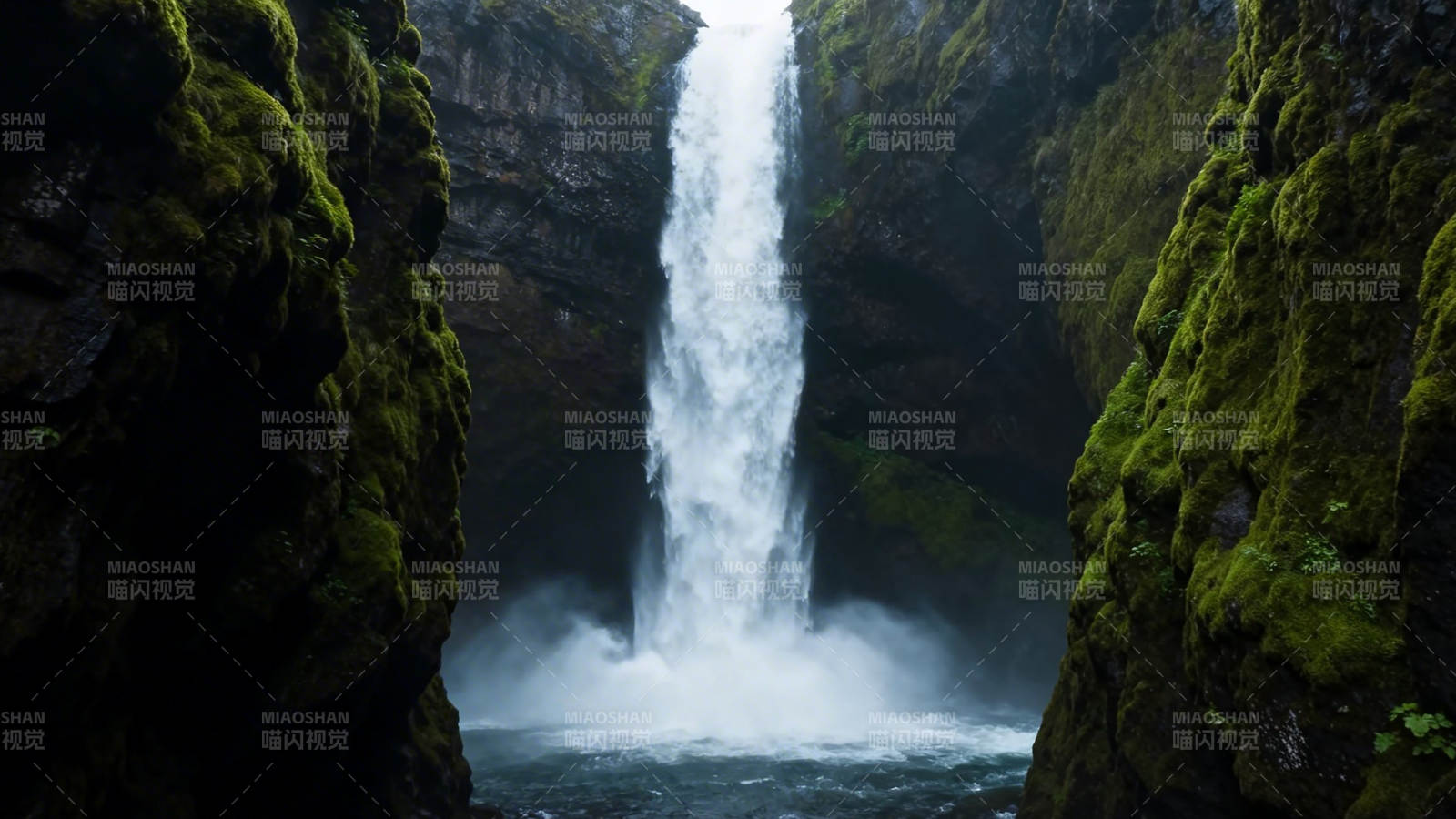 瀑布飞泻入潭图片