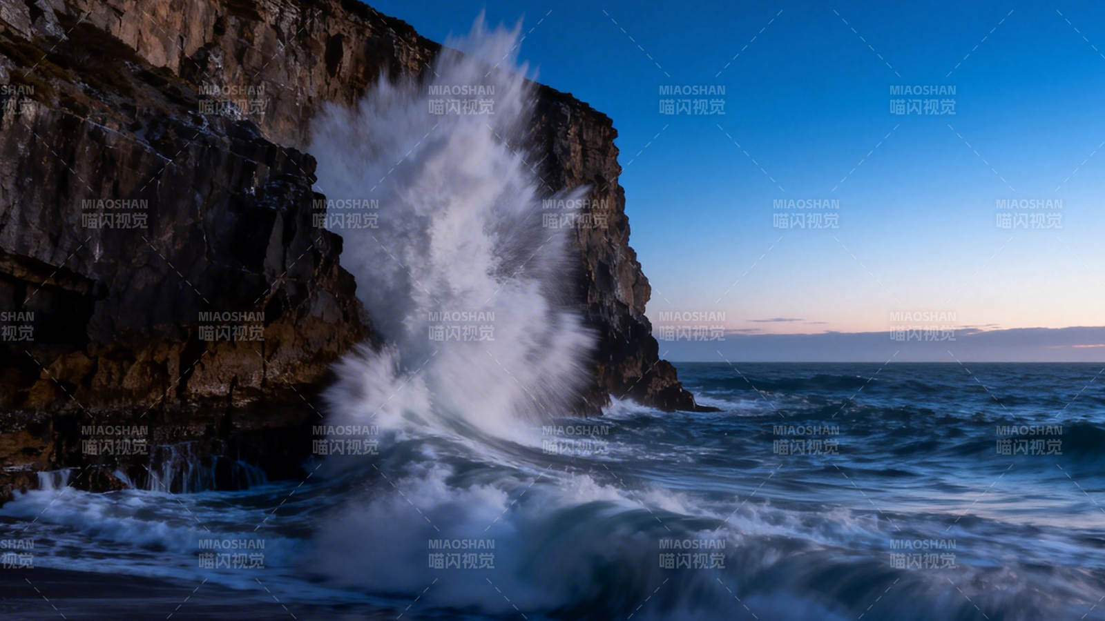 浪击悬崖图片