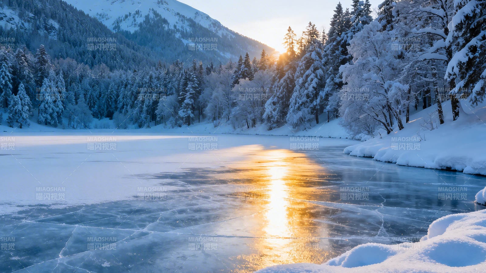 雪湖晨光图片