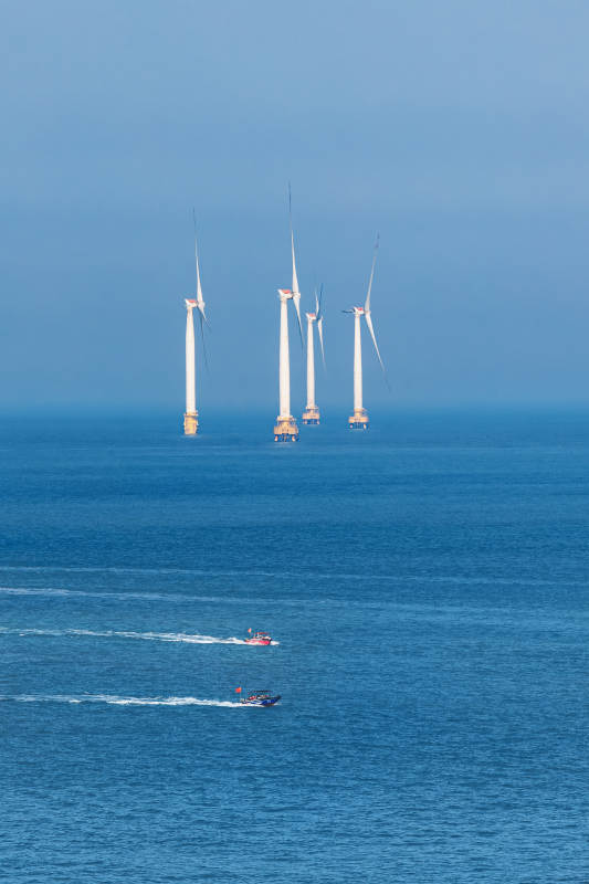 海上风车与快艇图片