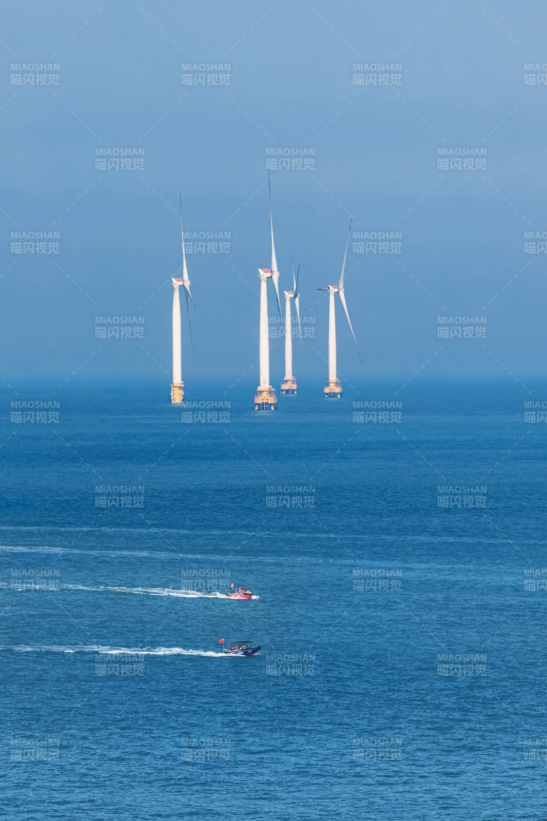 海上风车与快艇图片