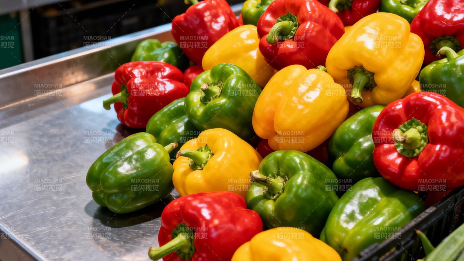 五彩椒鲜亮诱人图片