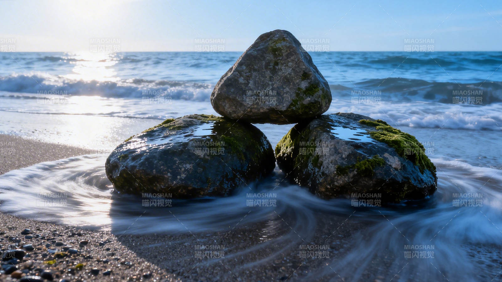 海边石堆静谧景图片