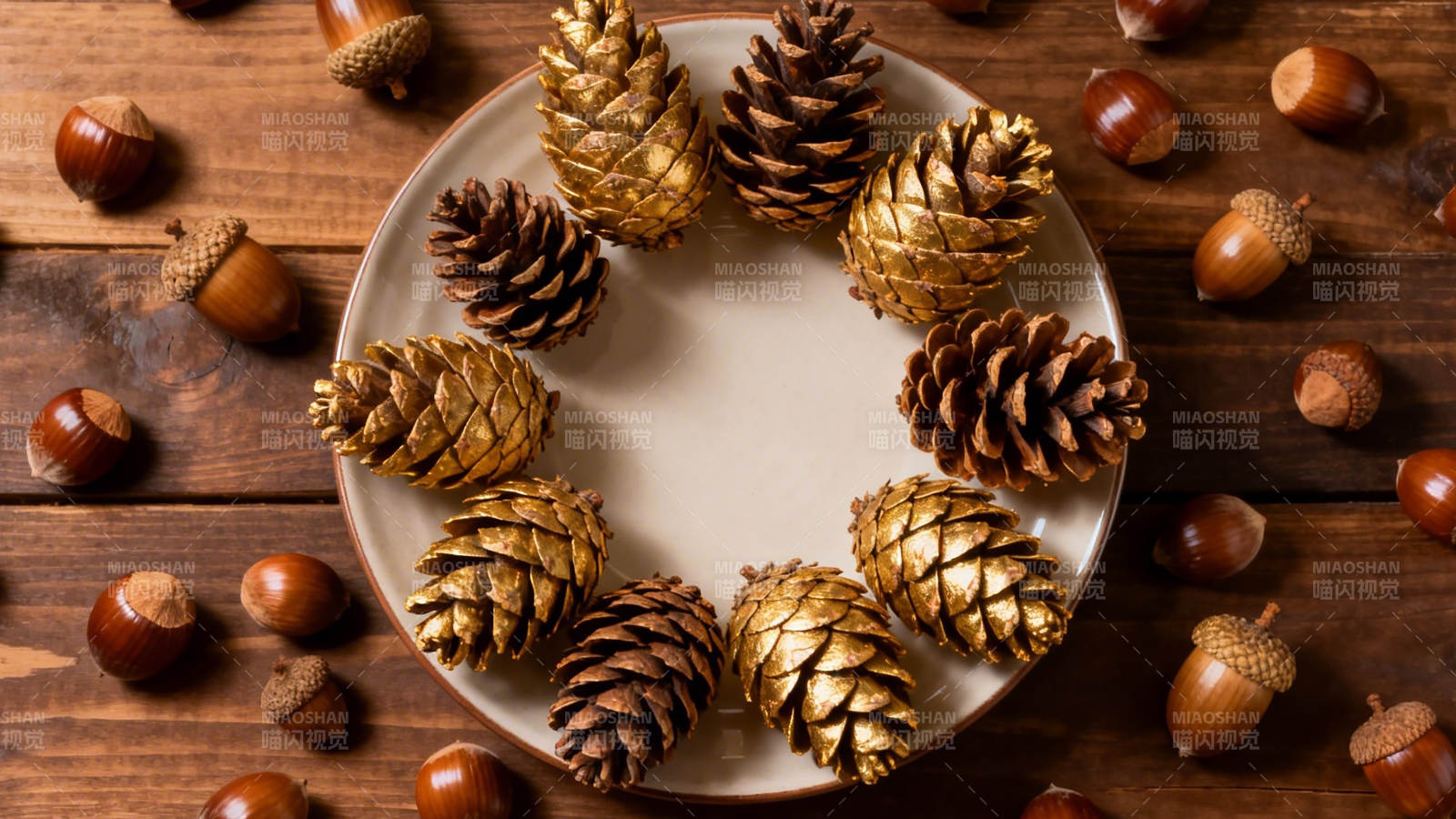 松果与橡果的静谧之美图片