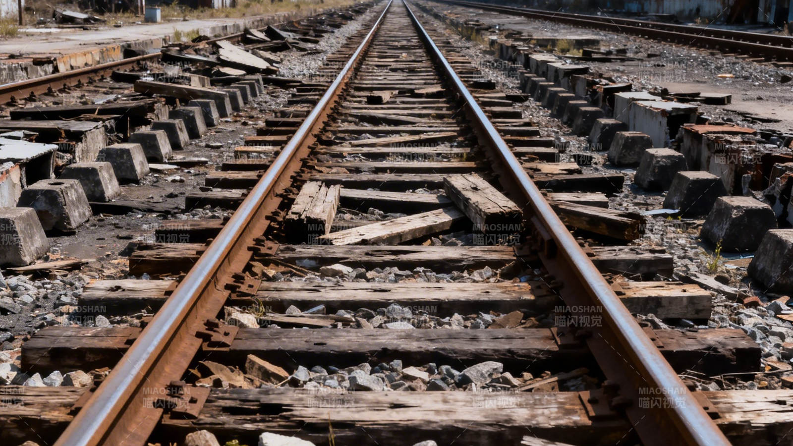 铁轨延伸至远方图片