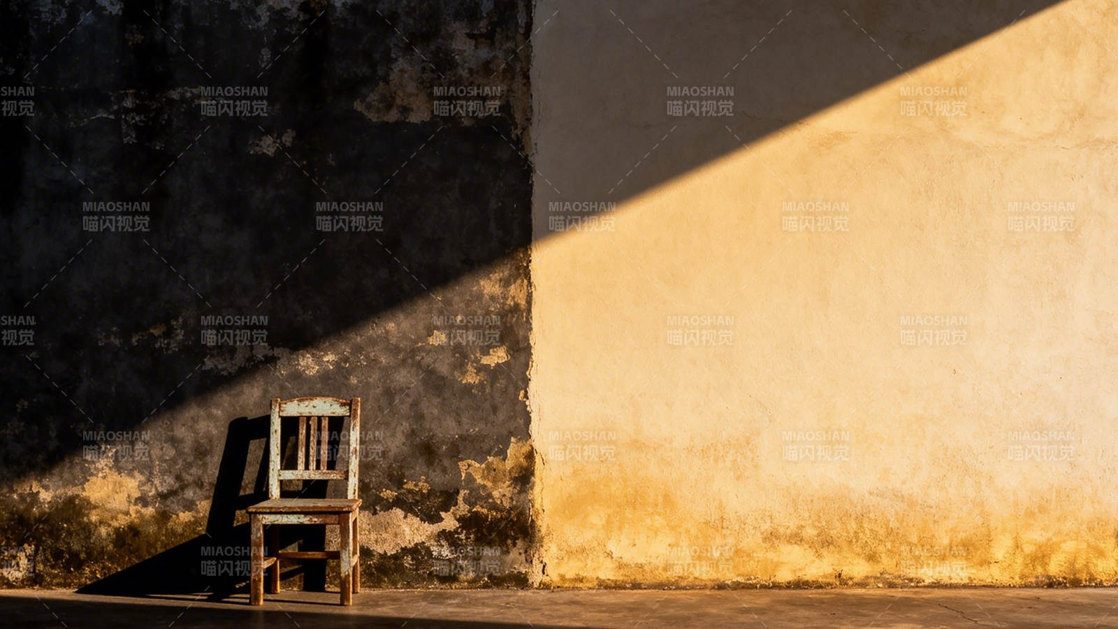 光影中的孤椅图片