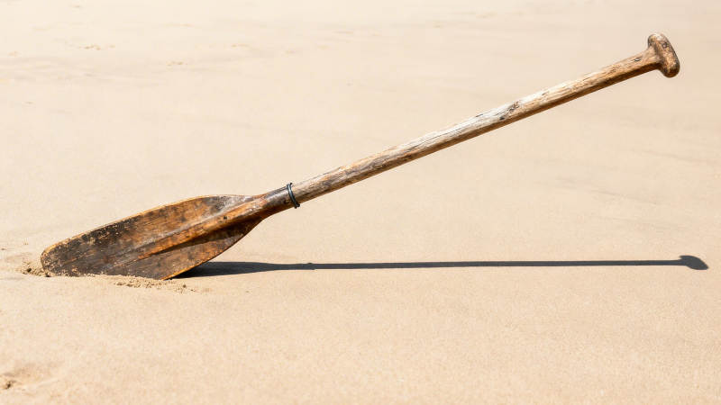 沙滩上的旧木桨图片