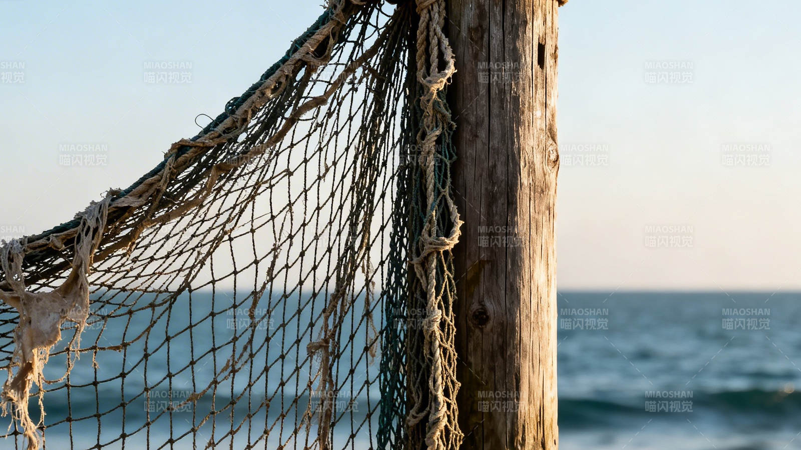 渔网与海景图片