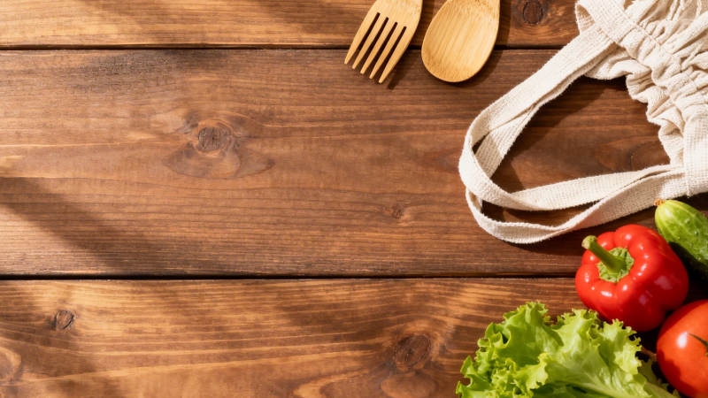 新鲜蔬果与木桌图片