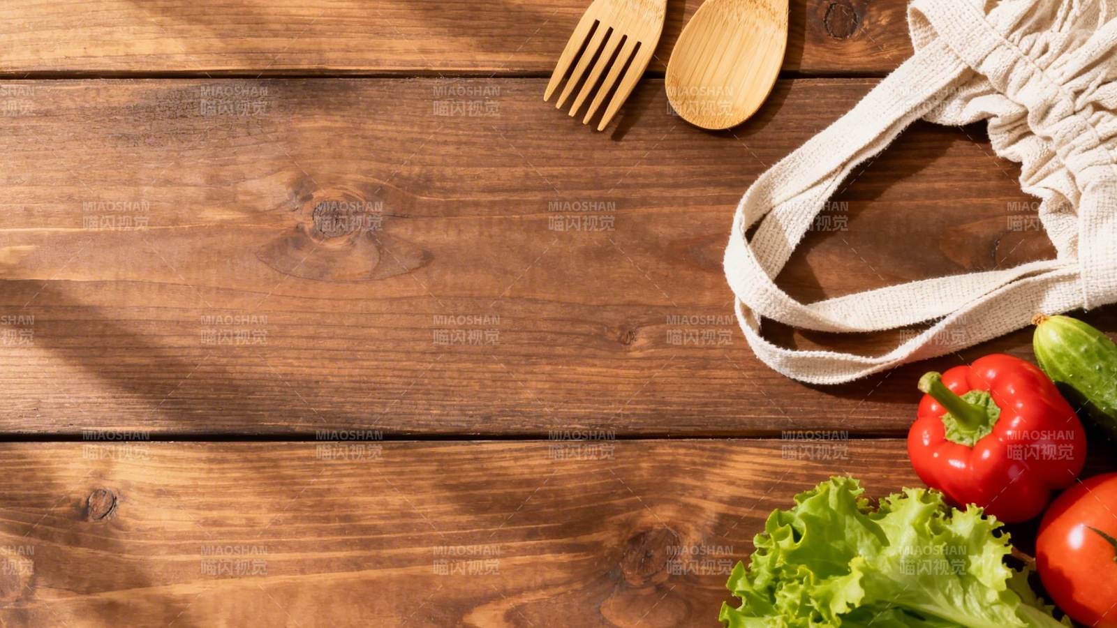 新鲜蔬果与木桌图片